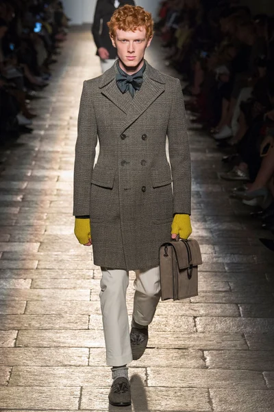Look 18